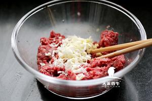 【私房小厨】怎么烙出饼皮柔软肉馅多汁的馅饼——家常牛肉馅饼的做法 步骤4