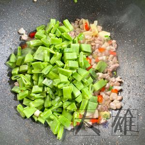 肉沫烧豆角的做法 步骤5