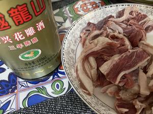 下饭神器羊排肉炒青椒的做法 步骤2