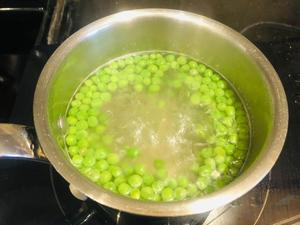 106# 煎羊排配豌豆洋葱菌菇烤胡萝卜w油醋汁的做法 步骤5