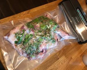 技术成功率颇高的低温慢煮碳烤羊腿 Sous Vide Leg of Lamb Perfection -THE BEST ROSTED LAMB LEG EVER！的做法 步骤6