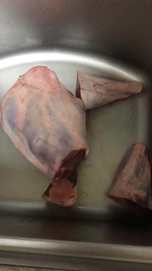 羊后腿三吃—烤羊腿、葱爆羊肉、羊骨汤的做法 步骤1