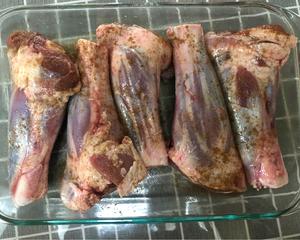 鲜香酥烂的烤小羊腿（lamb shank)—-厨房新手友好的做法 步骤1