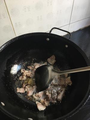 新疆土豆片炒羊肉的做法 步骤4