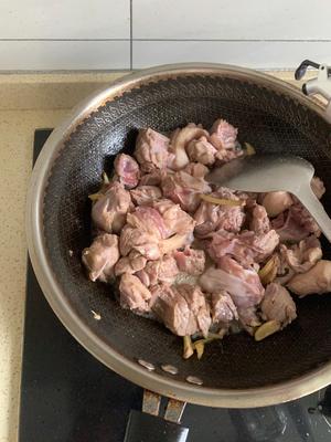 红烧土豆鸭腿肉的做法 步骤5