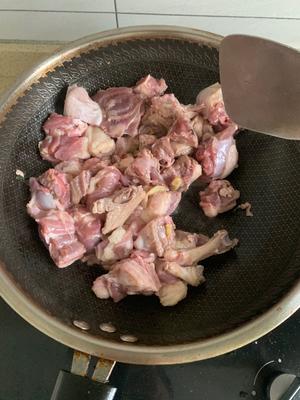 红烧土豆鸭腿肉的做法 步骤4