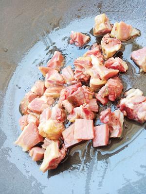 白菜杆炒腊鸭腿的做法 步骤5