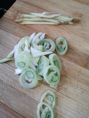 下饭菜—酸辣鸭腿肉的做法 步骤3