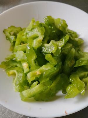 苦瓜闷鸭腿（附苦瓜的选购与去除苦味）的做法 步骤2