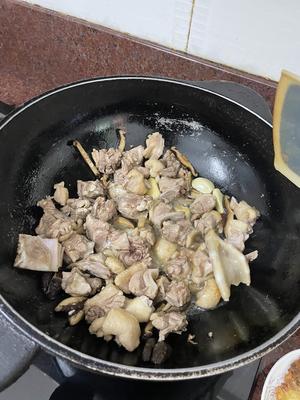 超下饭麻辣闷鸭肉的做法 步骤1