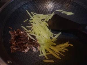 鱼腥草莴笋丝炒酱板鸭肉的做法 步骤7