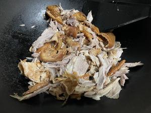蚝油小葱炒烤鸭肉的做法 步骤3