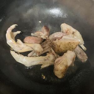 鸭肉焖土豆的做法 步骤2