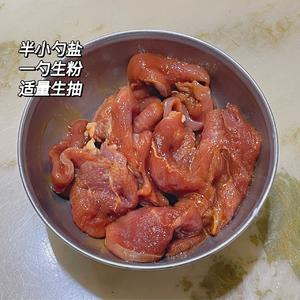 酸萝卜炒鸭肉的做法 步骤2