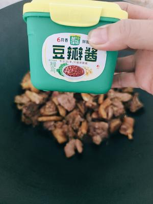 菠萝炒酱香鸭肉的做法 步骤3