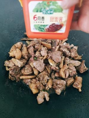 菠萝炒酱香鸭肉的做法 步骤4