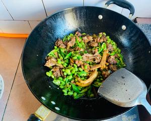 鸭肉炒毛豆的做法 步骤7