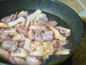 《老火靓汤》夏食补酸萝卜煲老鸭汤的做法 步骤1