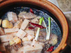 《老火靓汤》夏食补酸萝卜煲老鸭汤的做法 步骤2