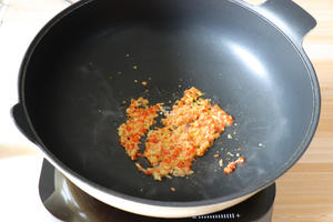 笋干老鸭煲+蒜蓉粉丝虾，两道家常菜搞定一家人的胃，同时上桌趁热吃，简单易做省事方便的做法 步骤6