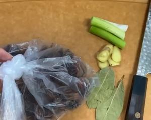 酸萝卜老鸭汤的做法 步骤2