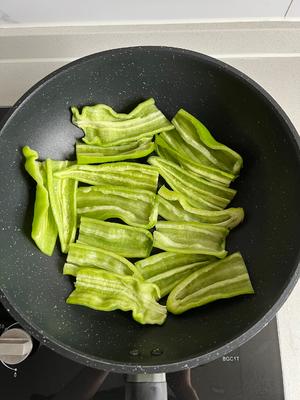 如果我胖了也只能怪我做的菜太下饭…青椒皮蛋/爆炒酸辣鸭血的做法 步骤2