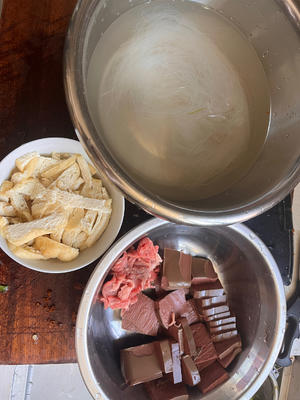 鸭血油豆腐粉丝汤的做法 步骤1