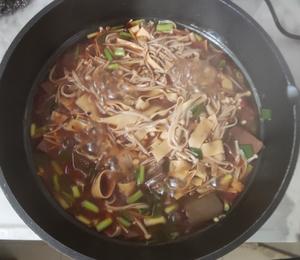 【菜】鸭血煮金针菇豆皮的做法 步骤7