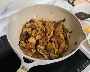 鸭血油豆腐闷鸭的做法 步骤9