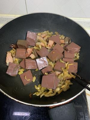 黑暗乱炒腊肉猴头鸭血的做法 步骤10
