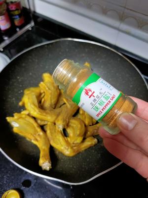 追剧零食——椒盐脆皮鸭爪的做法 步骤9