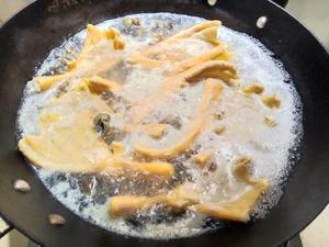 田螺鸭脚煲的做法 步骤3