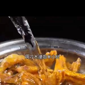 吮指螺蛳鸭脚煲的做法 步骤4