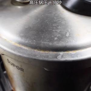 吮指螺蛳鸭脚煲的做法 步骤7