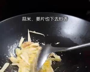 吮指螺蛳鸭脚煲的做法 步骤5