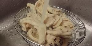 酸萝卜鸭掌汤的做法 步骤3
