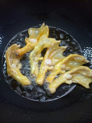 广西特色美食螺蛳鸭掌煲的做法 步骤1