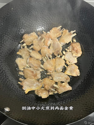 秘制香料做红烧鸭翅土豆的做法 步骤3