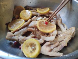 关在家门的酸辣鸡爪的做法 步骤12