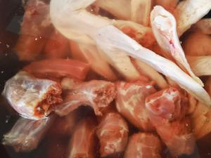 鸭脖、鸭翅（各种鸭货都可以）和周黑鸭的味道超像的做法 步骤1