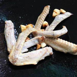 蒜香酱油鸭翅的做法 步骤9