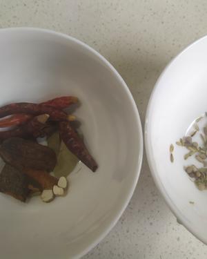 湘味啤酒鸭(谷鸭火锅)，加一份鸭肠！湘菜经典！的做法 步骤3