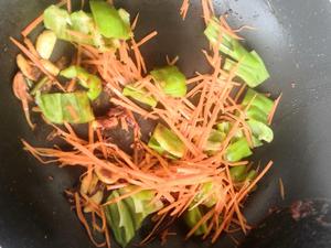 炒鸡杂的做法 步骤4