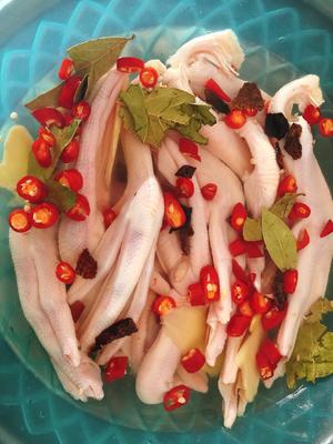 泡椒鸭爪，酸辣可口·劲道爽脆的做法 步骤2