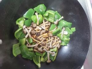 蟹味菇滑蛋柿子椒（十分钟快手菜）的做法 步骤8