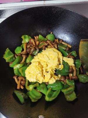 蟹味菇滑蛋柿子椒（十分钟快手菜）的做法 步骤9