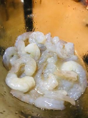 春天里的三鲜（芦笋、玉米笋、虾仁）的做法 步骤1