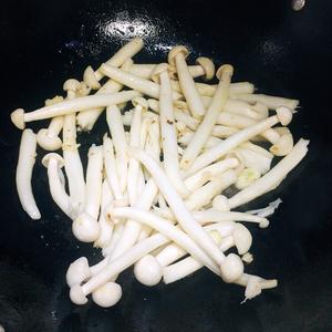 《白玉菇彩椒炒牛肉》春暖花开、想尽办法吃进满腹色彩，余生都是阳光☀️的做法 步骤5