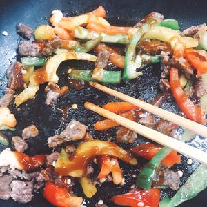 黑胡椒牛肉彩椒意大利通心粉—留学生的做法 步骤6