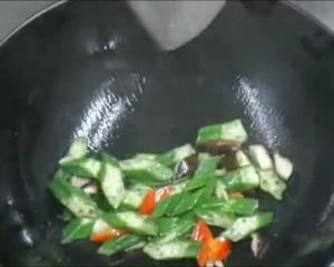 月子餐肉菜菜谱《彩椒秋葵炒鲈鱼柳》调经通乳，益气补肾的做法 步骤10